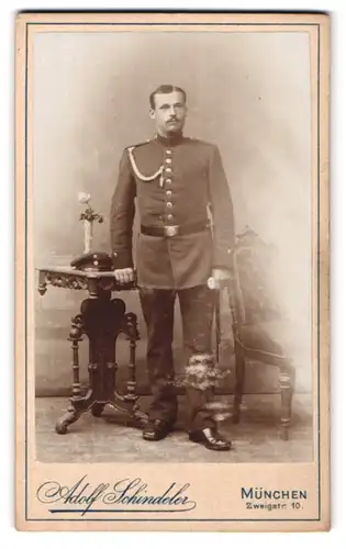 Fotografie Adolf Schindeler, München, Zweigstr. 10, Portrait Soldat Daller in Uniform mit Schützenschnur