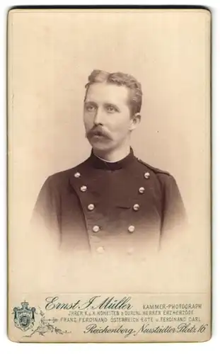 Fotografie Ernst J. Müller, Reichenberg, Neustädter Platz 16, Portrait Chevauleger in Uniform mit Walrossbart