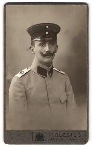 Fotografie H. Blesius, Hameln, Ostertorwall 3, Portrait Einjährig-Freiwilliger in Uniform Rgt. 164 mit Wilhelm I. Bart