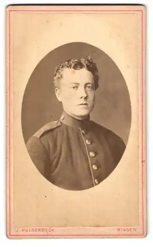 Fotografie J. Hülsenbeck, Minden, Fischerthorwallstr., Portrait junger Soldat in Uniform Rgt. 7 mit Locken