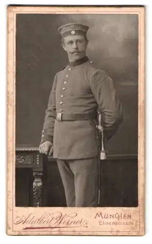 Fotografie Adalbert Werner, München, Elisenstr. 7, Portrait Soldat in Feldgrau Uniform mit Bajonett und Portepee