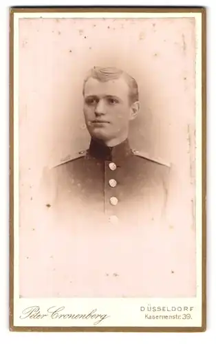 Fotografie Peter Cronenberg, Düsseldorf, Kasernenstr. 39, Portrait Soldat in Uniform Rgt. 39