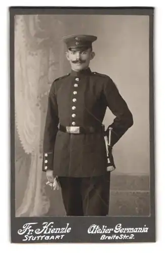 Fotografie Fr. Kienzle, Stuttgart, Breite Str. 2, Portrait Soldat in Uniform Rgt. 12 mit Bajonett und Portepee