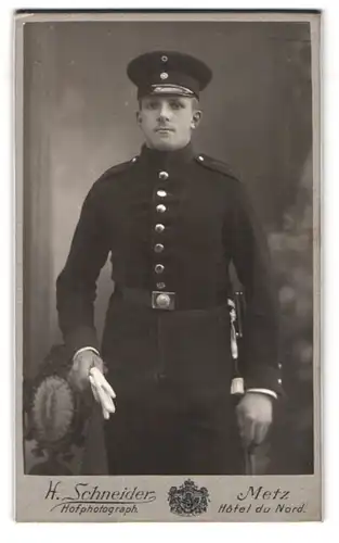 Fotografie H. Schneider, Metz, Hotel du Nord Steinweg 4, Portrait Soldat in Uniform Rgt. 12 mit Bajonett und Portepee