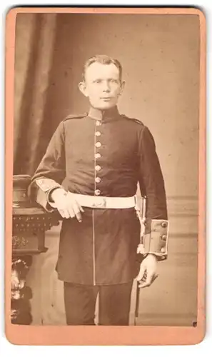 Fotografie Emile Lorson, Strasbourg, Rue de la Mesange 2, Portrait Soldat Poritzsch in Uniform mit Bajonett und Portepee