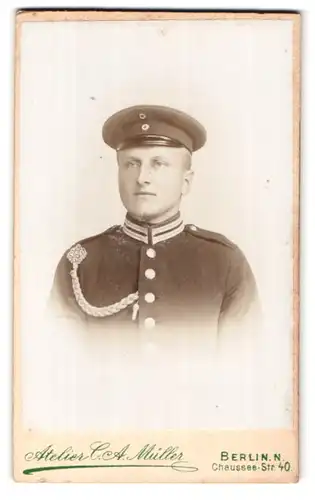 Fotografie Atelier C. A. Müller, Berlin, Chaussee-Str. 40, Portrait Garde Soldat in Uniform mit Schützenschnur