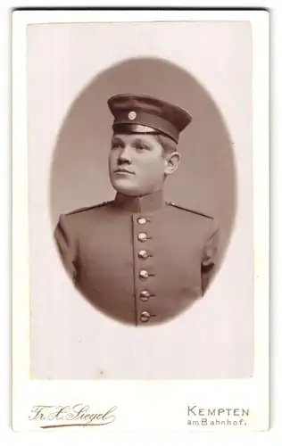 Fotografie Fr. H. Siegel, Kempten, am Bahnhof, Portrait junger knabenhafter Soldat in Uniform