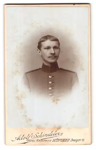 Fotografie Adolf Schindeler, München, ZWeigstr. 10, Portrait junger Soldat in Uniform mit Schnauzbart