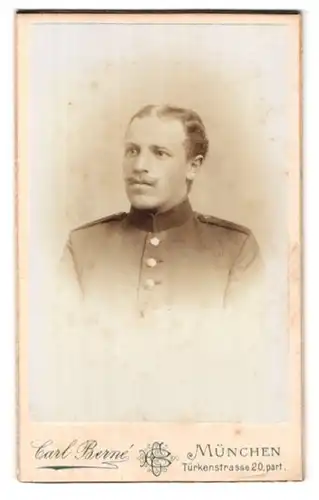 Fotografie Carl Berne, München, Türkenstr. 20, Portrait Soldat in Uniform Rgt. 1 mit Schnurrbart