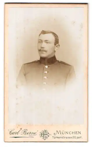 Fotografie Carl Berne, München, Türkenstr. 20, Portrait Soldat in Uniform mit Kaiser Wilhelm Bart