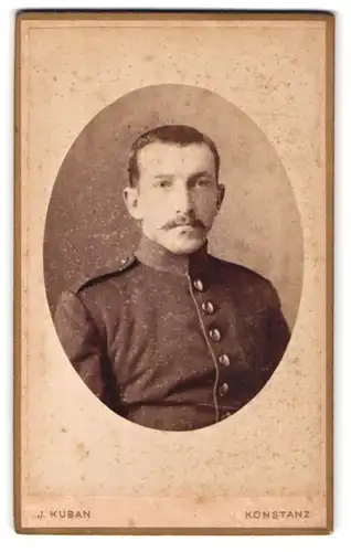 Fotografie J. Kuban, Konstanz, Hieronymusgasse, Portrait Soldat in Uniform mit Schnurrbart
