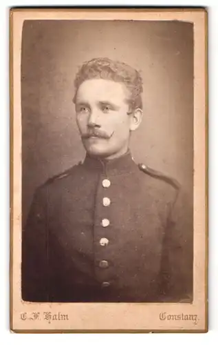 Fotografie C. F. Halm, Constanz, Rosgartenstr. 20, Portrait junger Soldat in Uniform mit Kaiser Wilhelm Bart