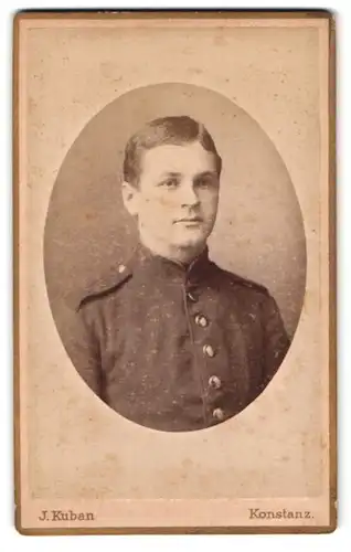Fotografie J. Kuban, Konstanz, Hieronymusgasse, Portrait knabenhafter Soldat in Uniform Rgt. 11