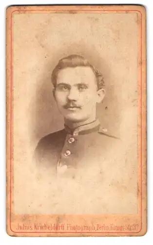 Fotografie Julius Kricheldorff, Berlin, Königs-Str. 32, Portrait Ufz. in Uniform mit Moustache