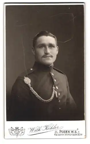Fotografie Wilh. Köhler, Posen, Kaiserin Victoriastr. 23d, Portrait Soldat in Uniform mit Schützenschnur