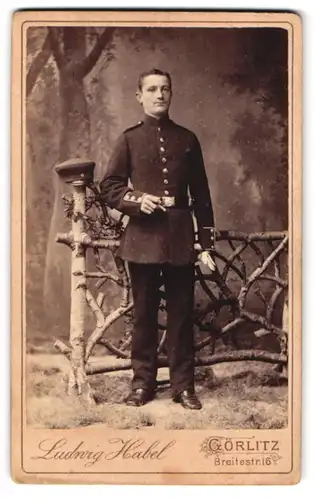 Fotografie Ludwig Habel, Görlitz, Breitestr. 16, Portrait junger Soldat in Uniform mit Krätzchen