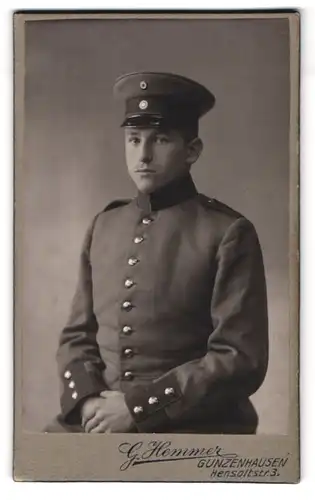 Fotografie G. Hemmer, Gunzenhausen, Hensoltstr. 3, Portrait junger Soldat in Uniform mit Krätzchen