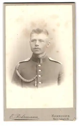 Fotografie E. Rohrmann, Hannover, Heinrichstr. 15, Portrait Ufz. in Uniform mit Schützenschnur