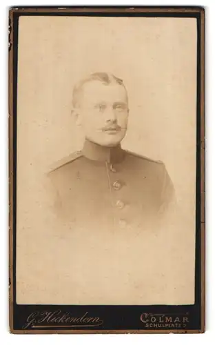 Fotografie G.. Heckendorn, Colmar i. E., Schulplatz 2, Portrait Soldat in Uniform mit Zwirbelbart