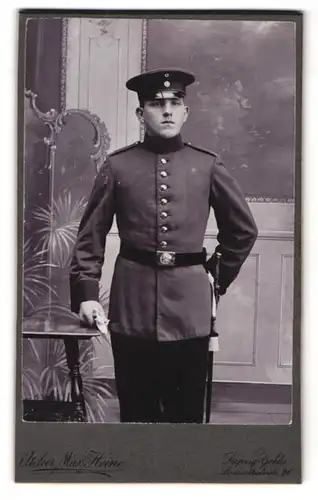 Fotografie Atelier Max Heine, Leipzig - Gohlis, Lindenthalerstr. 28, Portrait sächsischer Soldat in Uniform mit Bajonett