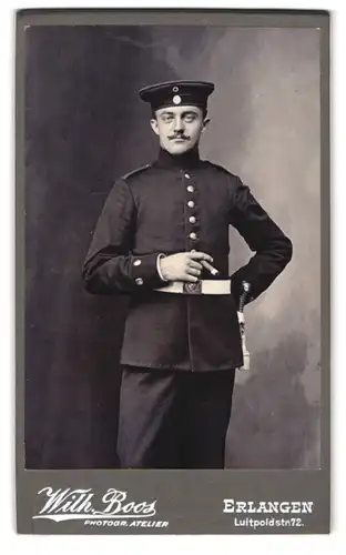 Fotografie Wilh. Boos, Erlangen, Luitpoldstr. 72, Portrait bayrischer Soldat in Uniform mit Löwenkopfbajonett