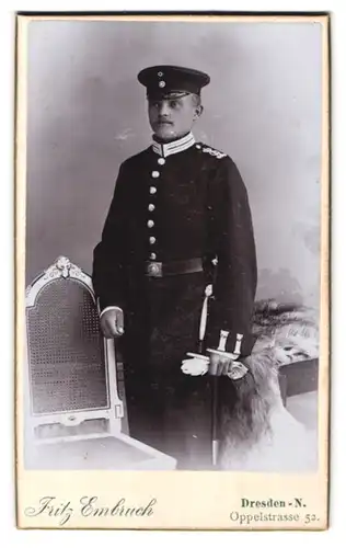 Fotografie Fritz Emsbruch, Dresden, Oppelstr. 52, Portrait Garde Soldat in Uniform mit Bajonett und Portepee