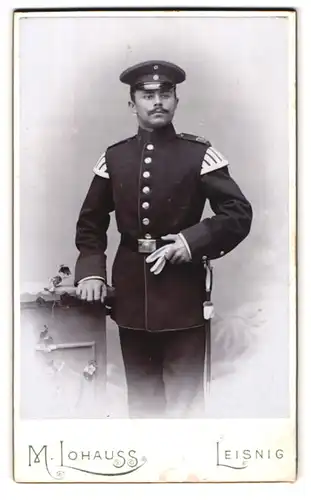 Fotografie M. Lohauss, Leisnig, Portrait Musiker in Uniform Rgt. 179 mit Schwalbennest und Bajonett