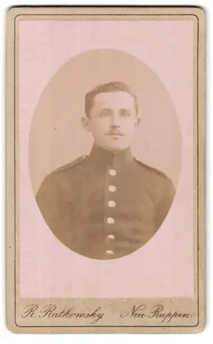 Fotografie R. Ratkowsky, Neu-Ruppin, Präsidenten-Str. 58, Portrait junger preussischer Soldat in Uniform