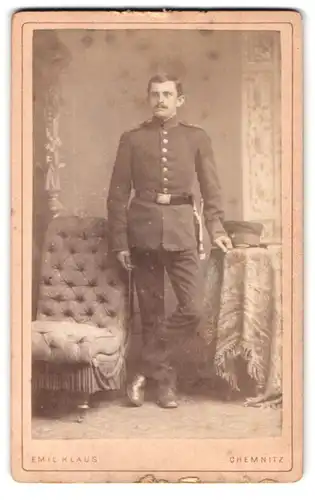 Fotografie Emil Klaus, Chemnitz, Reitbahn-Str. 18, Portrait sächsischer Soldat in Uniform mit Bajonett und Portepee