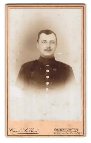 Fotografie Carl Lillack, Frankfurt a. O., Fürstenwelder Steinweg 1, Portrait Soldat in Uniform