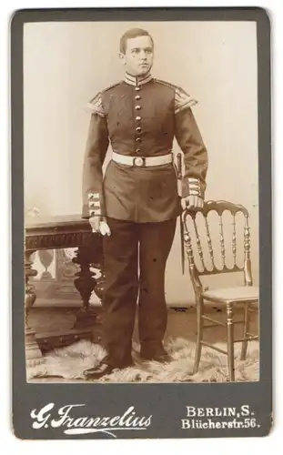 Fotografie G. Franzelius, Berlin, Blücherstr. 56, Portrait Einjährig-Freiwilliger Musiker in Garde Uniform