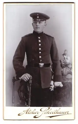 Fotografie Atelier Scheithauer, Zwickau i. S., Äussere Plauensche Str. 24, Portrait sächsischer Soldat in Uniform