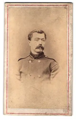 Fotografie Romanowski, Besancon, Portrait Soldat in Feldgrau Uniform mit Walrossbart