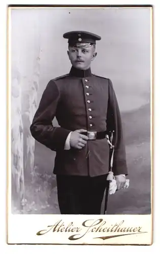 Fotografie Atelier Scheithauer, Zwickau, Äussere Plauensche Str. 24, Portrait sächsischer Soldat in Uniform mit Bajonett