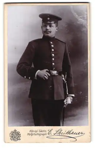 Fotografie E. Scheithauer, Zwickau i. S., Äussere Plauensche Str. 24, Portrait sächsischer Soldat in Uniform m. Bajonett