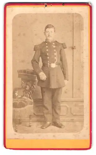 Fotografie unbekannter Fotograf und Ort, Portrait Soldat in Uniform mit Epauletten