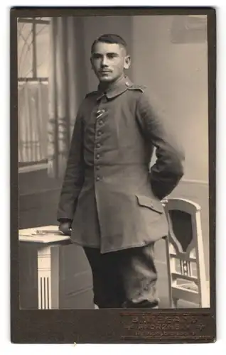 Fotografie B. Wiegand, Pforzheim, Weiherstr. 9, Portrait Soldat in Feldgrau Uniform Rgt. 10 mit Einsteckband EK