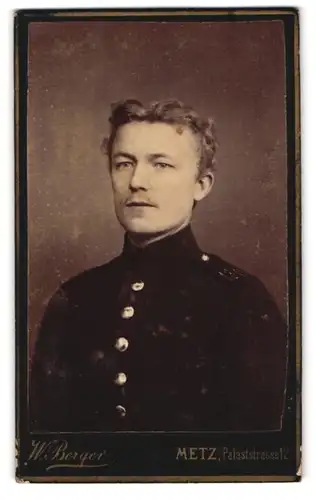 Fotografie W. Berger, Metz, Palaststrasse 12, Portrait Soldat in Uniform 130 mit Locken