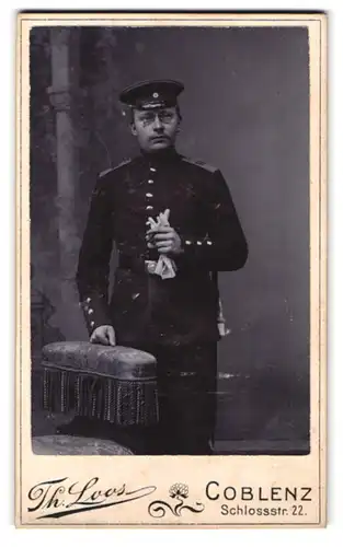 Fotografie Th. Loos, Coblenz, Schlossstr. 22, Portrait Soldat in Uniform Rgt. 68 mit Zwicker Brille