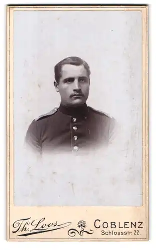 Fotografie Th. Loos, Coblenz a. Rh., Portrait Soldat in Uniform Rgt. 68