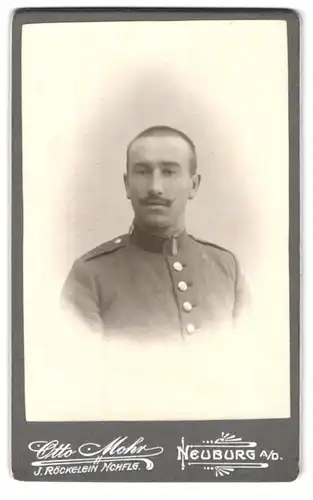 Fotografie Otto Mohr, Neuburg a. D., Portrait Ufz. in Uniform 15 mit Kaiser Wilhelm Bart