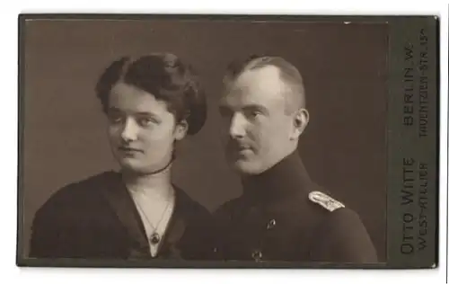 Fotografie Otto Witte, Berlin, Tauentzien-Str. 13, Portrait Soldat in Uniform Rgt. 140 nebst seiner Frau