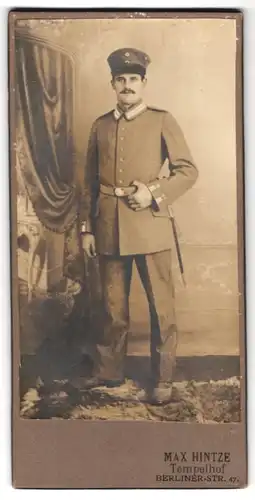 Fotografie Max Hintze, Tempelhof, Berliner Str. 47, Portrait preussischer Soldat in Garde Uniform mit Bajonett