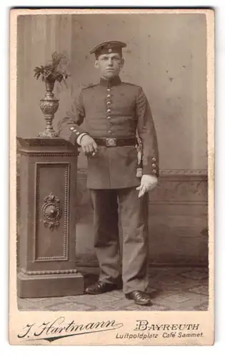 Fotografie J. Hartmann, Bayreuth, Luitpoldplatz, Portrait bayrischer Soldat in Uniform mit Krätzchen