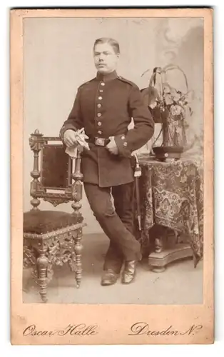 Fotografie Oscar Halle, Dresden, Königsbrückerstr. 71, Portrait sächsischer Soldat in Uniform mit Bajonett