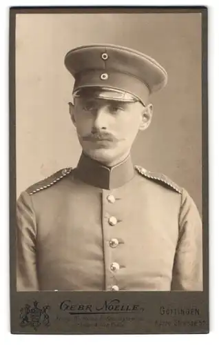 Fotografie Geb. Noelle, Göttingen, Kurze Str. 5a, Portrait Einjährig-Freiwilliger in Uniform Rgt. 82 mit Zwirbelbart