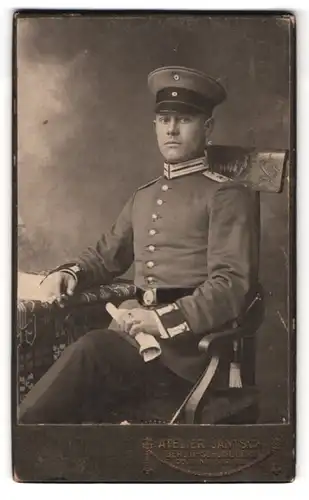 Fotografie Atelier Jantsch, Berlin - Schöneberg, Colonnenstr. 35, Portrait Garde Soldat in Uniform mit Bajonett