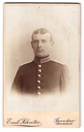 Fotografie Emil Schröter, Spandau, Breitestr. 32, Portrait preussischer Garde Soldat in Uniform