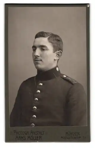 Fotografie Hans Möller, München, Augustenstr. 75, Portrait bayrischer Soldat in Uniform