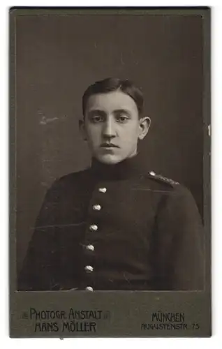 Fotografie Hans Möller, München, Augustenstr. 75, Portrait bayrischer Soldat in Uniform mit Mittelscheitel